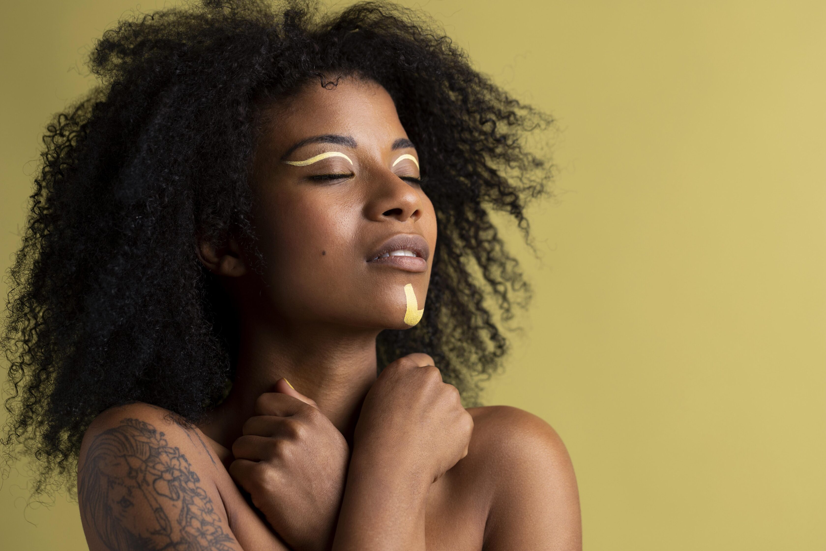 beauty-portrait-afro-woman-with-ethnic-makeup