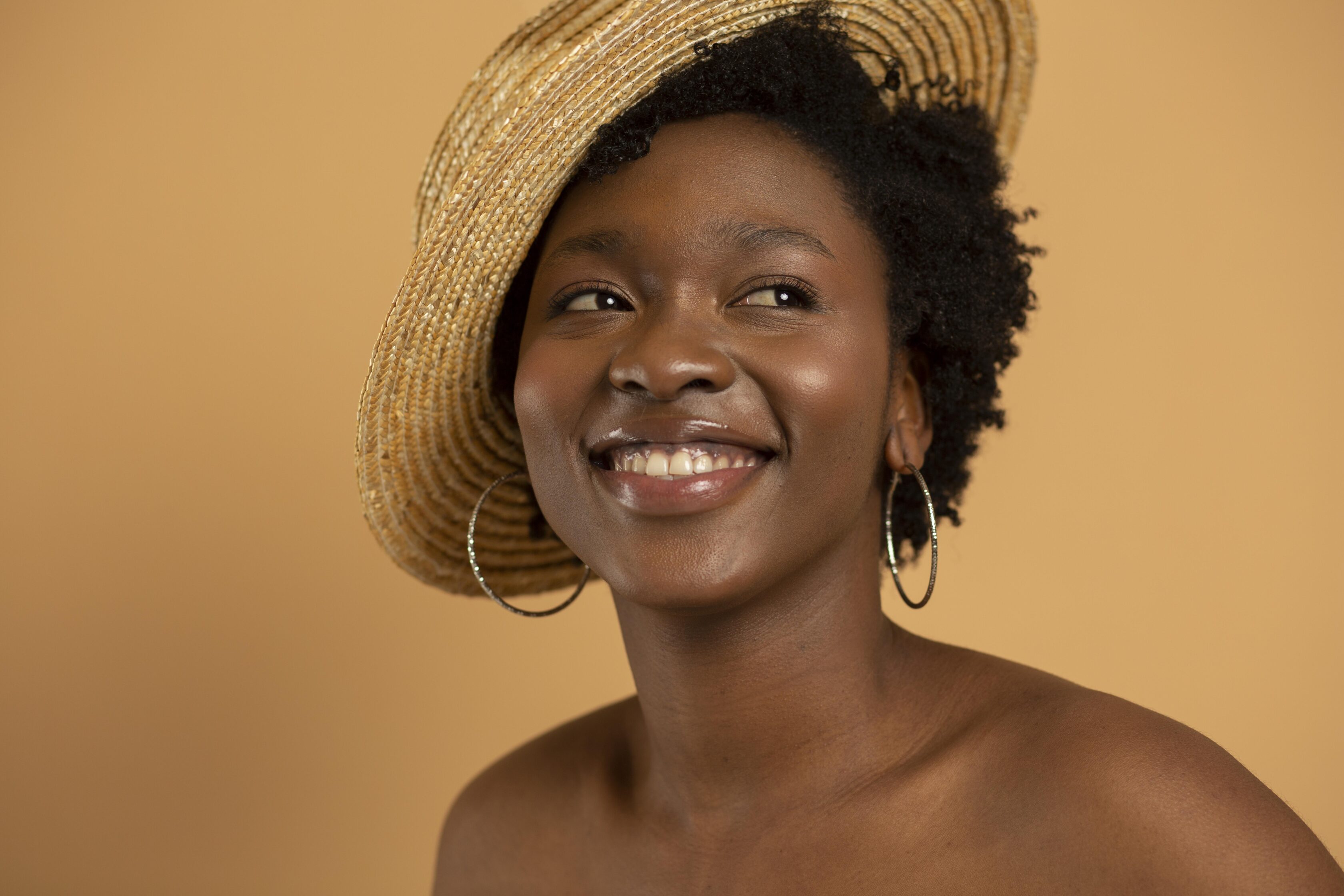 close-up-smiley-woman-wearing-hat